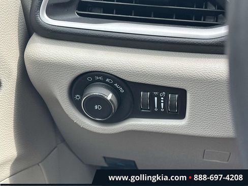 Used 2023 Chrysler Pacifica Touring-L FWD image 17
