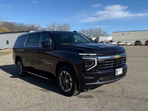 Used 2025 Chevrolet Suburban LT w/ Comfort Package image 2