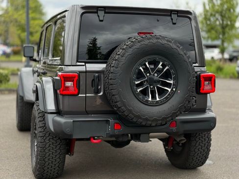 Used 2025 Jeep Wrangler Unlimited Rubicon AWD/4WD image 3