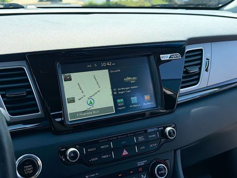 Used 2018 Kia Niro Touring FWD image 9