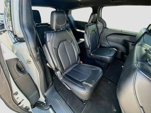 Used 2025 Chrysler Pacifica Select FWD image 29