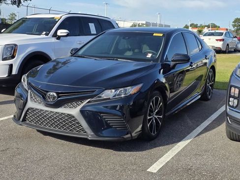 Used 2018 Toyota Camry SE FWD image 14