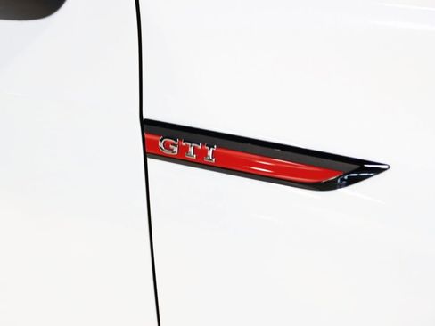 Used 2022 Volkswagen GTI SE image 65
