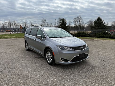 Used 2020 Chrysler Pacifica Touring-L image 3