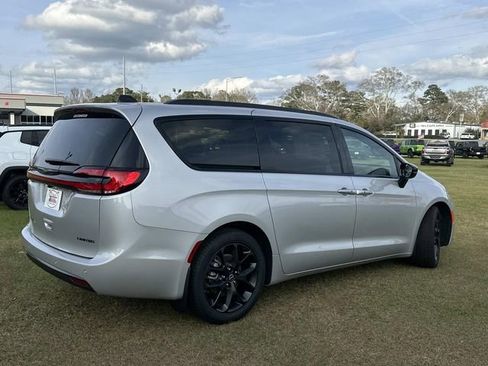 New 2026 Chrysler Pacifica Limited w/ S Appearance Package FWD image 10