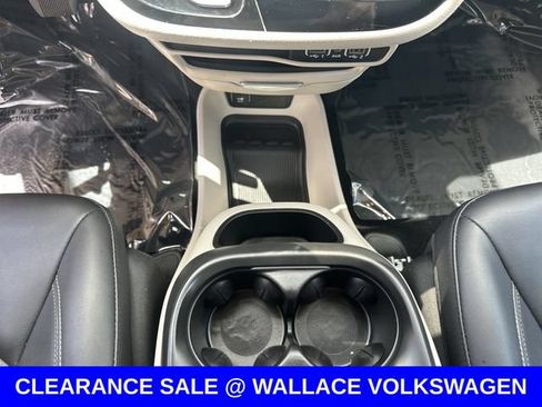 Used 2024 Chrysler Pacifica Touring-L FWD image 16