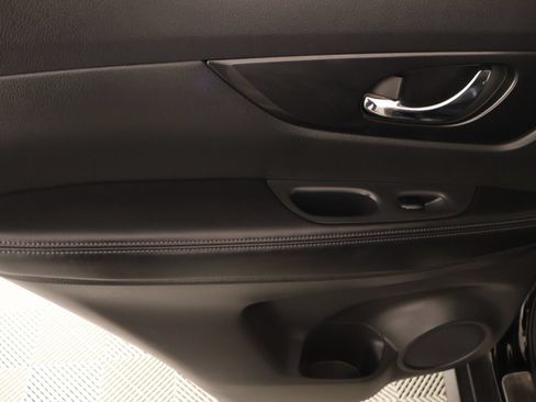 Used 2017 Nissan Rogue SV FWD image 17