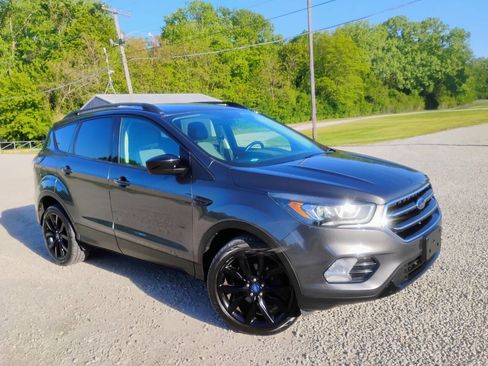 Used 2017 Ford Escape SE w/ Equipment Group 201A FWD image 2