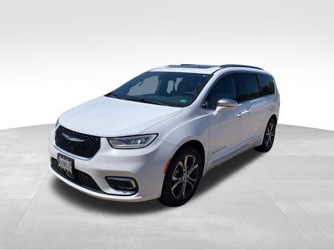 Used 2022 Chrysler Pacifica Pinnacle image 2