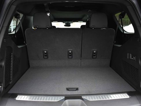 New 2026 Chevrolet Suburban High Country image 8