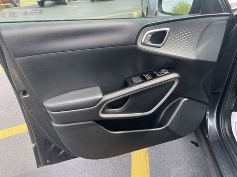 Used 2025 Kia Soul LX w/ LX Technology Package FWD image 14