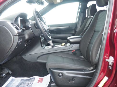 Used 2021 Jeep Grand Cherokee Laredo image 9