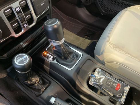 Used 2023 Jeep Gladiator Overland AWD/4WD image 29