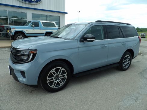 Used 2025 Ford Expedition Active AWD/4WD image 2