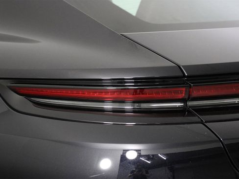Used 2025 Porsche Panamera image 21