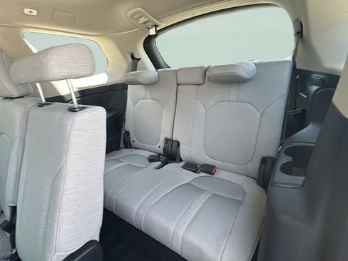 Used 2023 Honda Pilot LX image 12