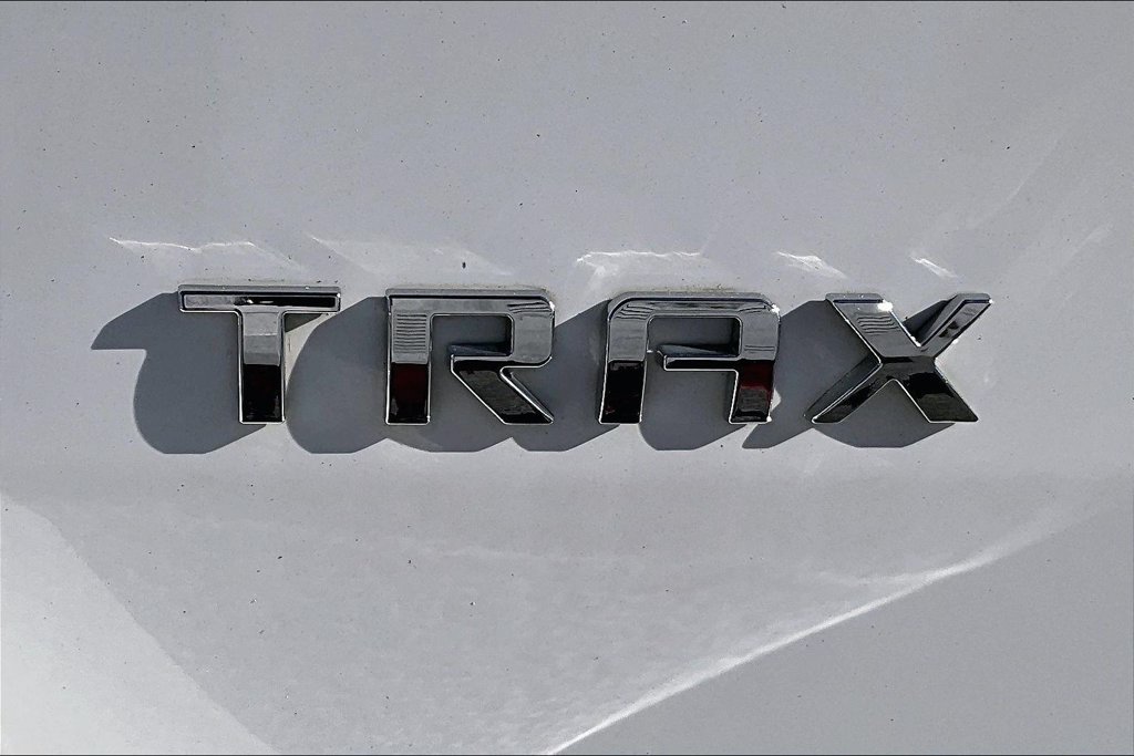 Used 2021 Chevrolet Trax LT w/ Premium Seat Package FWD image 26