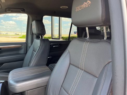 Used 2025 Chevrolet Tahoe High Country AWD/4WD image 12