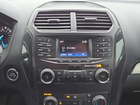 Used 2018 Ford Explorer XLT image 12