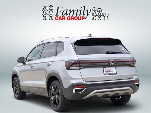 Used 2025 Volkswagen Taos SE image 3