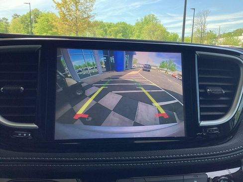 Used 2024 Chrysler Pacifica Limited FWD image 16