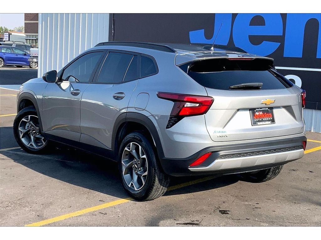 Used 2024 Chevrolet Trax LT w/ Sunroof Package FWD image 13