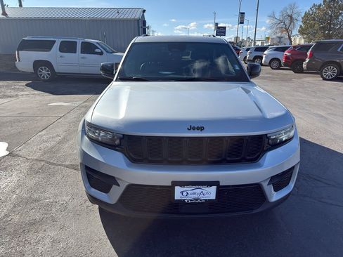 Used 2025 Jeep Grand Cherokee Altitude image 3