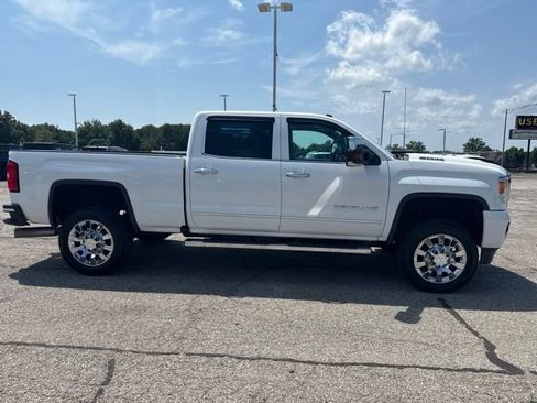 Used 2018 GMC Sierra 2500 Denali w/ Duramax Plus Package AWD/4WD image 4