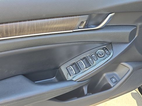 Used 2018 Honda Accord EX image 11