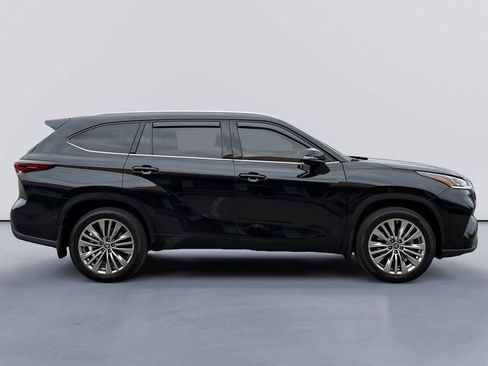 Used 2024 Toyota Highlander Platinum AWD/4WD image 2