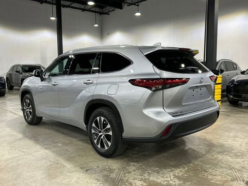 Used 2022 Toyota Highlander XLE FWD image 4