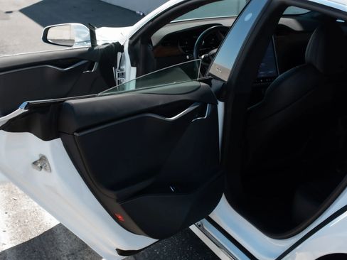 Used 2021 Tesla Model S Long Range Plus image 17