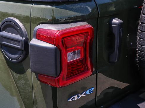 Used 2022 Jeep Wrangler Unlimited Sahara AWD/4WD image 7