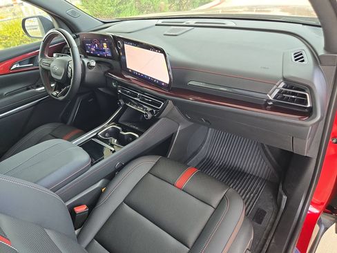 Certified 2025 Chevrolet Traverse RS w/ LPO, Floor Liner Package AWD/4WD image 24