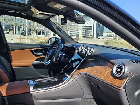 Used 2025 Mercedes-Benz GLC 300 4MATIC image 11