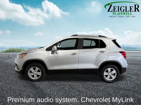 Used 2020 Chevrolet Trax LT w/ LT Convenience Package image 4