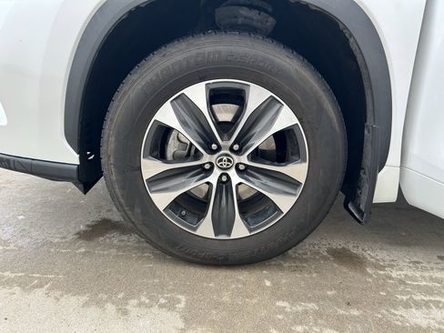 Certified 2023 Toyota Highlander XLE image 11