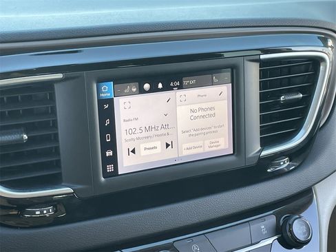 Used 2022 Chrysler Voyager LX image 25