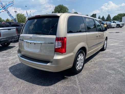 Used 2013 Chrysler Town & Country Touring FWD image 5