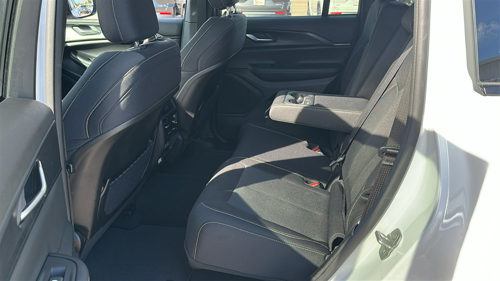 Used 2024 Jeep Grand Cherokee Laredo w/ Luxury Tech Group I AWD/4WD image 25