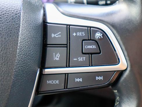 Used 2023 Toyota Highlander XSE FWD image 18