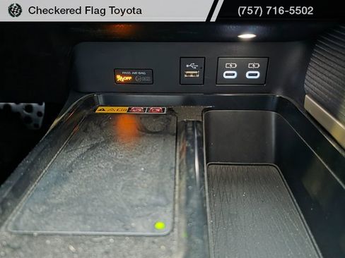 Used 2025 Toyota Camry SE w/ Convenience Package image 19