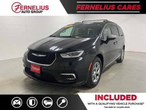 Used 2023 Chrysler Pacifica Limited FWD image 3