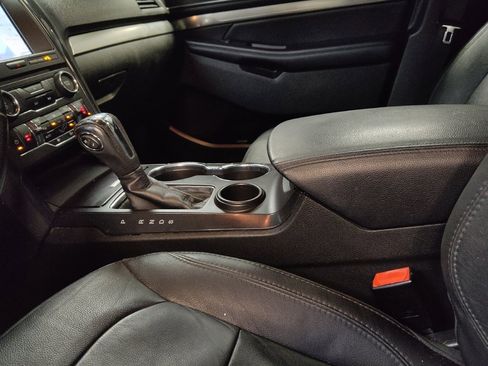 Used 2018 Ford Explorer XLT w/ Equipment Group 202A image 26