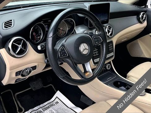 Used 2019 Mercedes-Benz GLA 250 4MATIC w/ Premium Package image 11