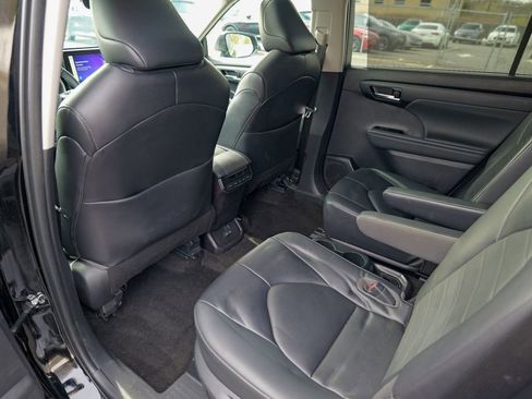 Used 2023 Toyota Highlander XLE AWD/4WD image 22