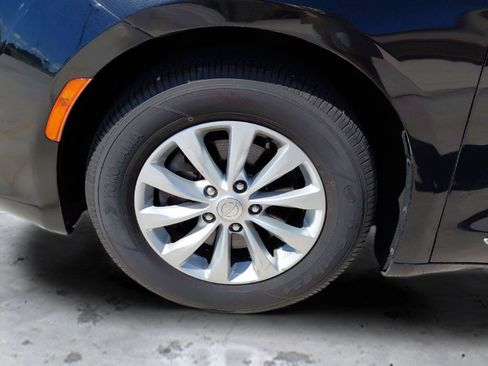 Used 2019 Chrysler Pacifica Touring-L FWD image 10