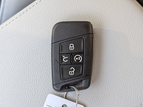 Used 2025 Volkswagen Taos SE FWD image 32