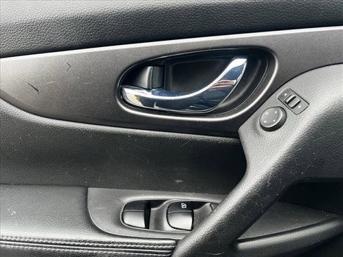 Used 2016 Nissan Rogue S image 11