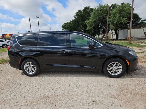 Used 2023 Chrysler Voyager LX FWD image 12
